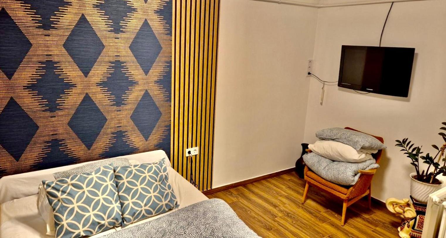 2 Rooms Retro Guesthouse In A Silent Garden Vecses Exterior photo